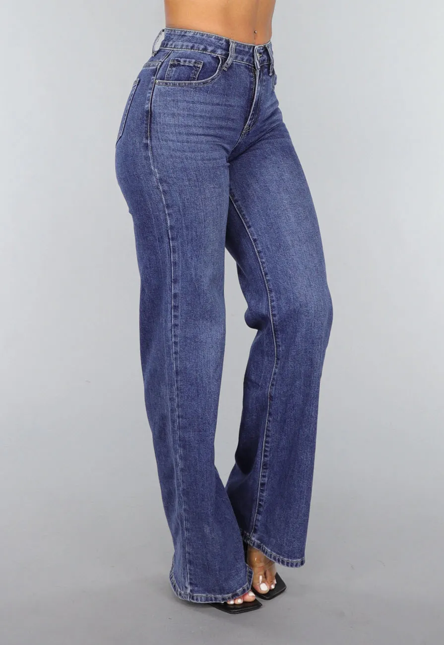 Dunkelblaue Jeans mit weitem Bein
