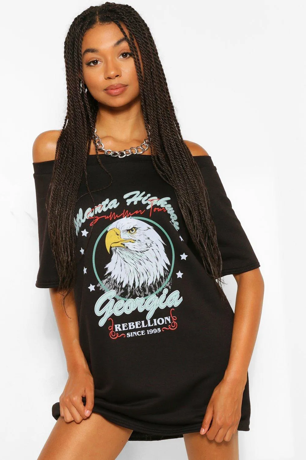 Lässiges, schulterfreies Sweatkleid mit Band-Print
