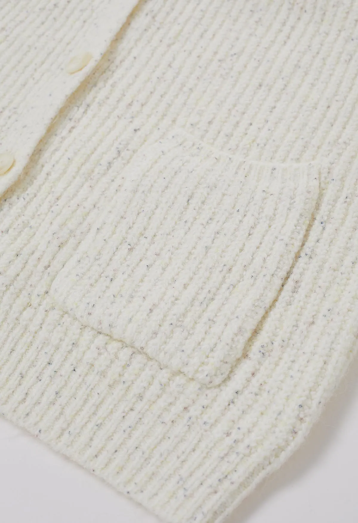 Pastellfarbener Strick-Cardigan mit V-Ausschnitt und aufgesetzten Taschen in Elfenbein