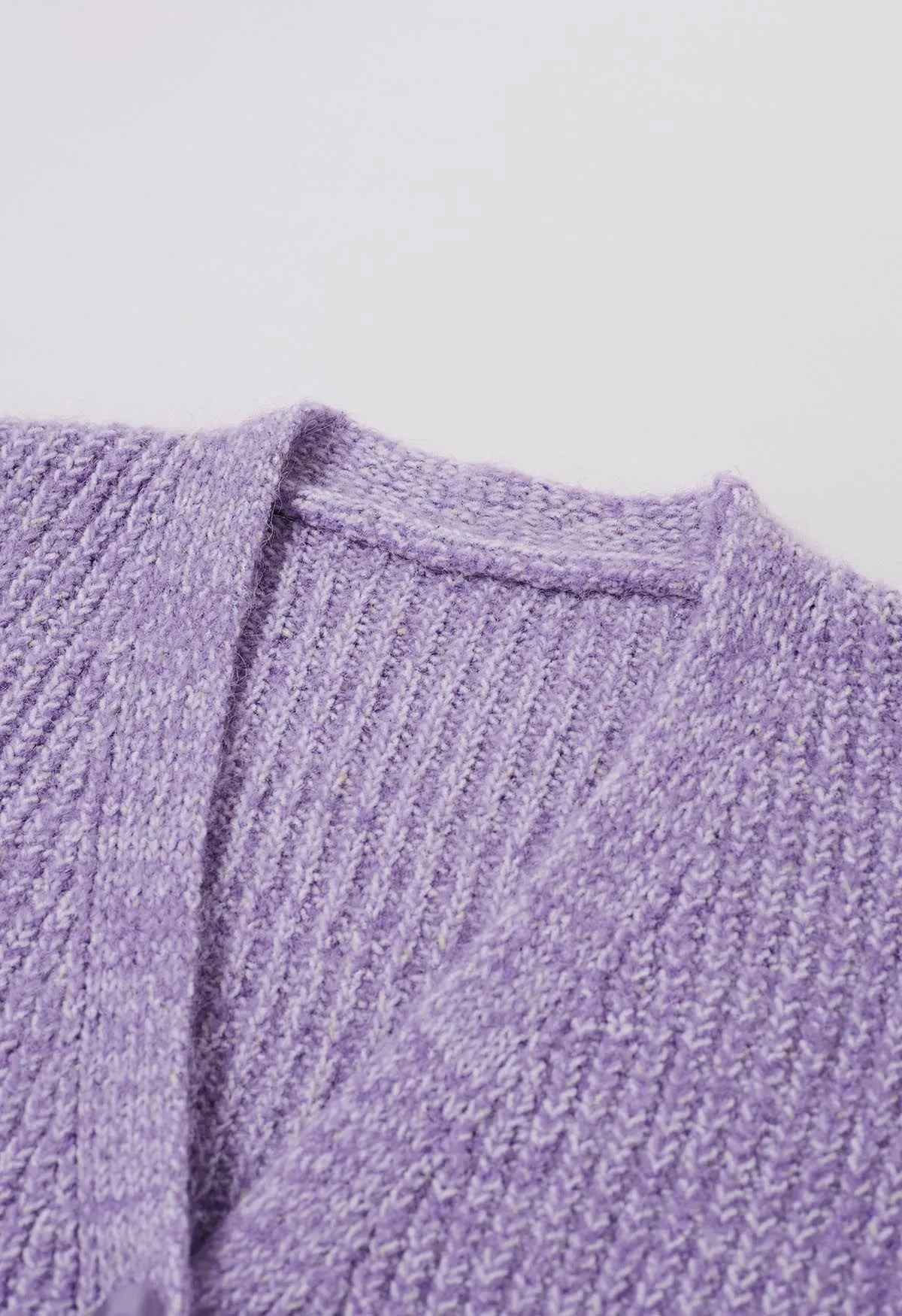 Pastellfarbener Strick-Cardigan mit V-Ausschnitt und aufgesetzten Taschen in Flieder