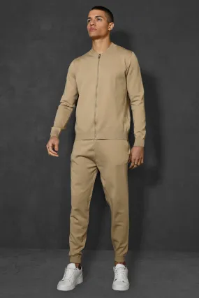 Smarte Strick-Bomberjacke und Jogginghose