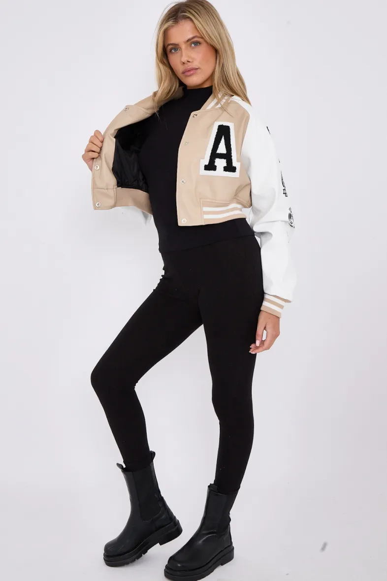Trendige kurze Jacke im College-Stil mit „A Ref-1881“.