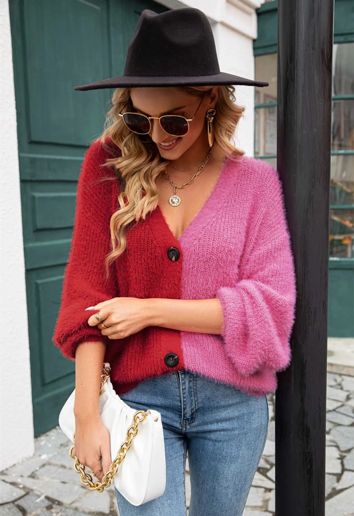 Zweifarbiger, flauschig gestrickter Cardigan mit Knöpfen in Rot